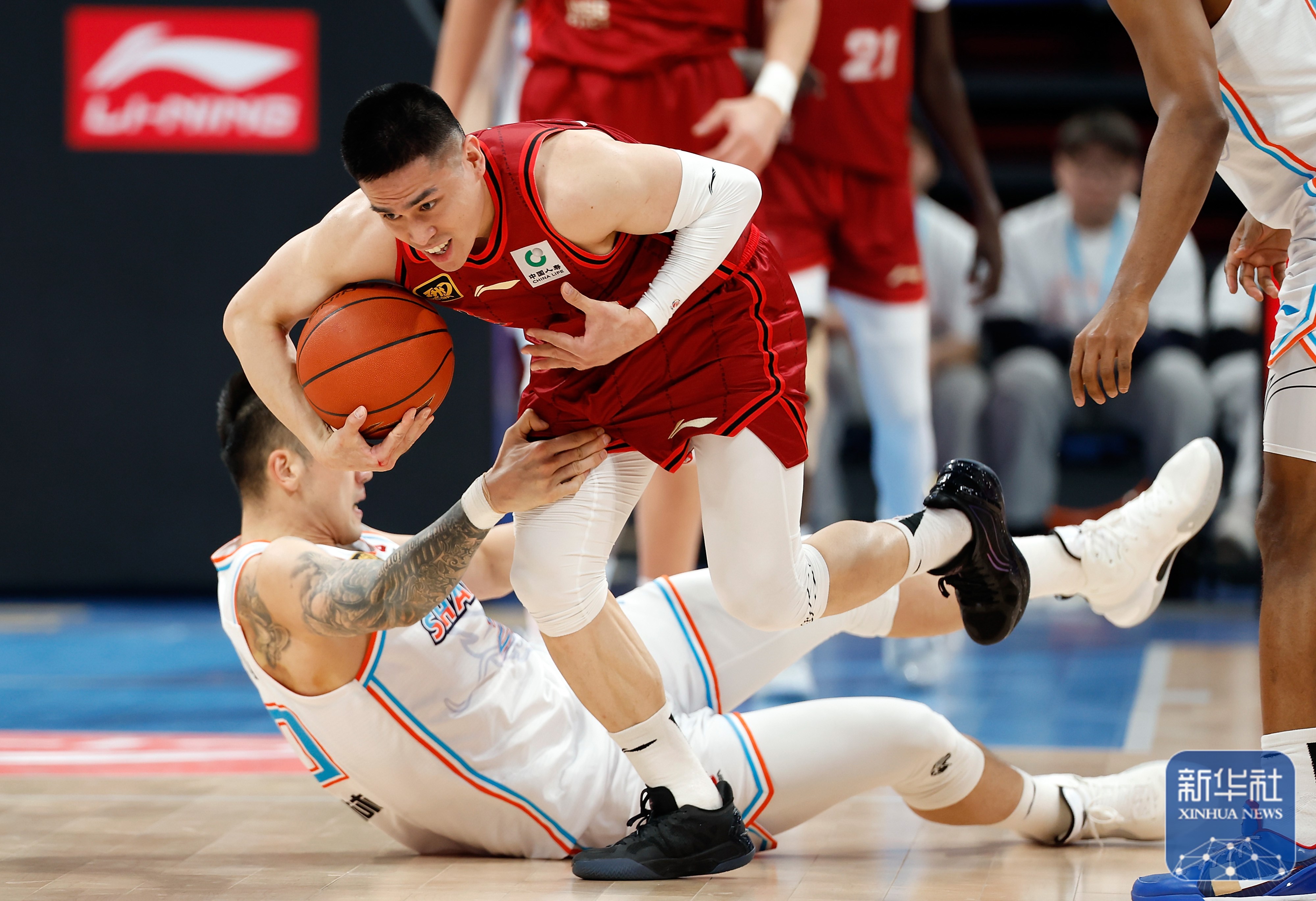 九游app下载-山东男篮训练开放日，国际比赛日再遭质疑引欢呼，国王杯在即，训练强度明显提升(山东男篮属于哪个集团)