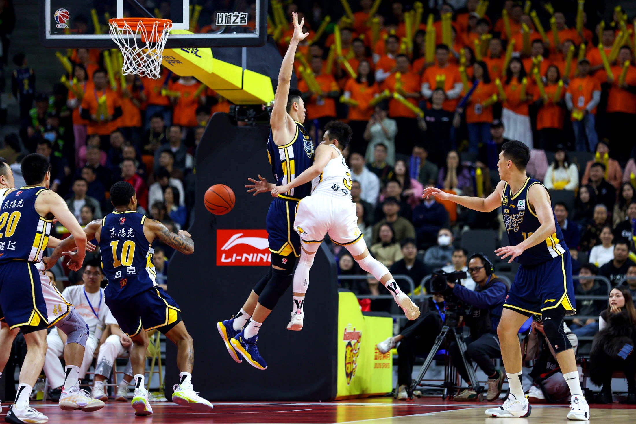 九游app下载-山东男篮训练开放日，国际比赛日再遭质疑引欢呼，国王杯在即，训练强度明显提升(山东男篮属于哪个集团)